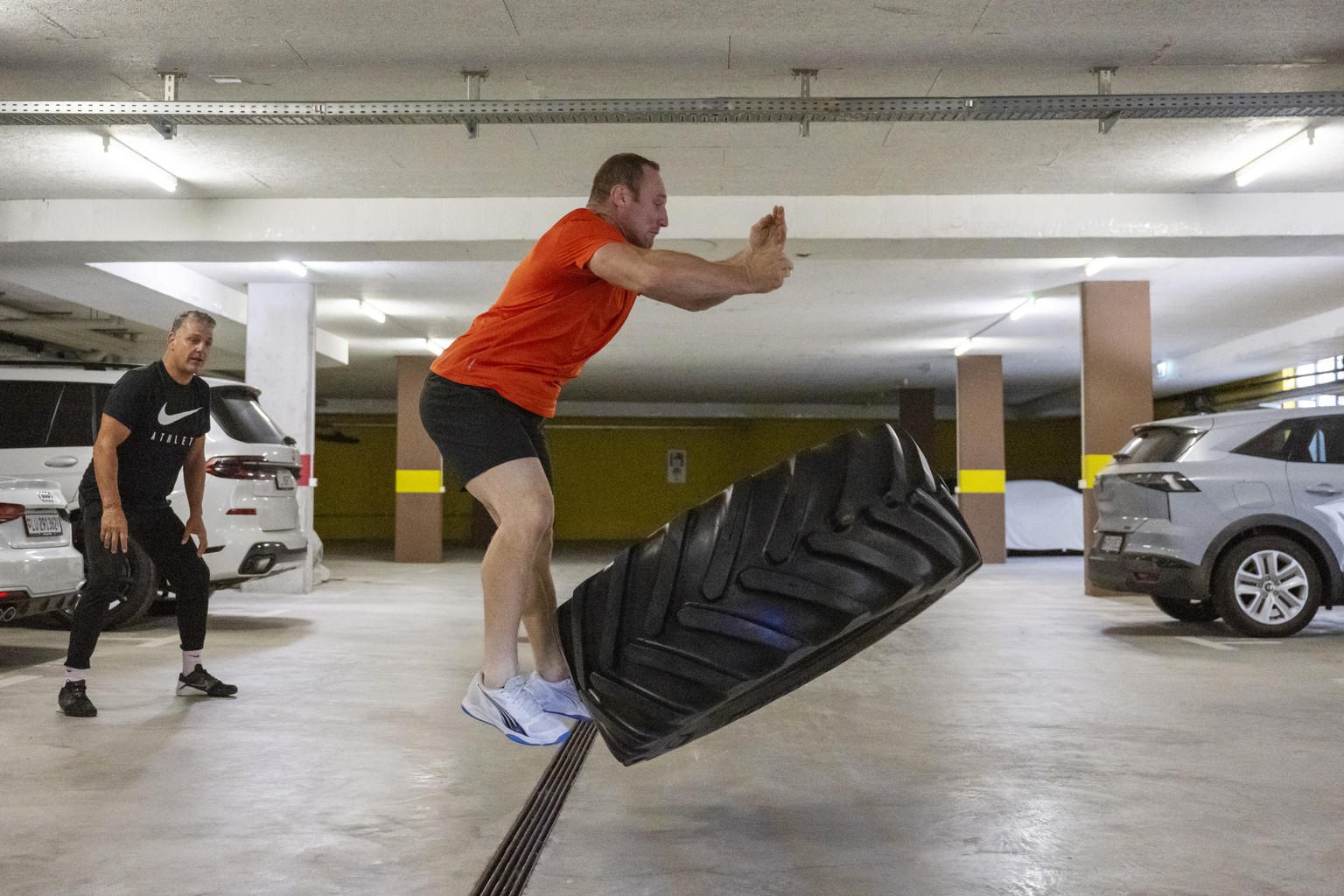 Der aktuelle Schwingerkoenig Joel Wicki, rechts, und Trainer Daniel Huesler, links, waehrend eines Krafttrainings in der Tiefgarge des Kraftkeller Sportrock in Willisau am Mittwoch, 6. August 2025. Jo ...