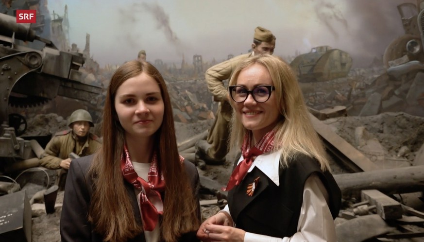 Russinnen posieren in einem russischen Museum, das die russische Armee im Zweiten Weltkrieg heroisiert.