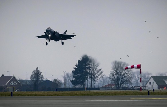 epa12685280 A F-35 fighter jet lands during an exercise at Schiphol Airport, Netherlands, 27 January 2026. The Royal Netherlands Air Force is training with four F-35 fighter jets and a transport and t ...