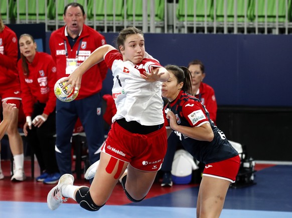 epa10294274 Tabea Schmid of Switzerland (L) in action against Tena Japundza of Croatia (R) during the preliminary round match between Croatia and Switzerland of the Women EHF EURO 2022 in Ljubljana, S ...