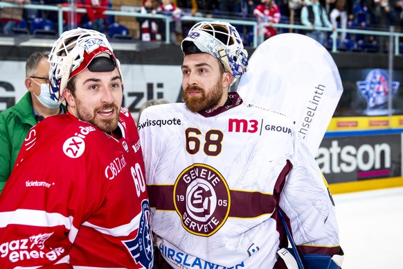 Geneve-Servette HC Torhueter Dominic Nyffeler, links, und SC Rapperswil-Jona Lakers Torhueter Melvin Nyffeler wurden als beste Spieler gewaehlt und gratulieren sich nach dem Eishockey-Meisterschaftssp ...