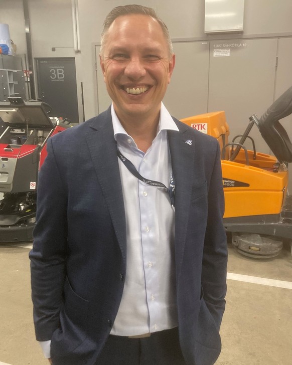 Jussi Tapola bei der Euro Hockey Tour als Assistenztrainer von Finnland