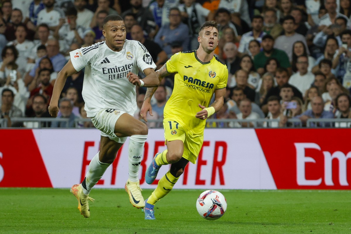 epa11644238 Real Madrid's Kylian Mbappe (L) in action against Villarreal's Kiko Femenia (R) during the Spanish LaLiga soccer match between Real Madrid and Villarreal CF, in Madrid, Spain, 05 ...