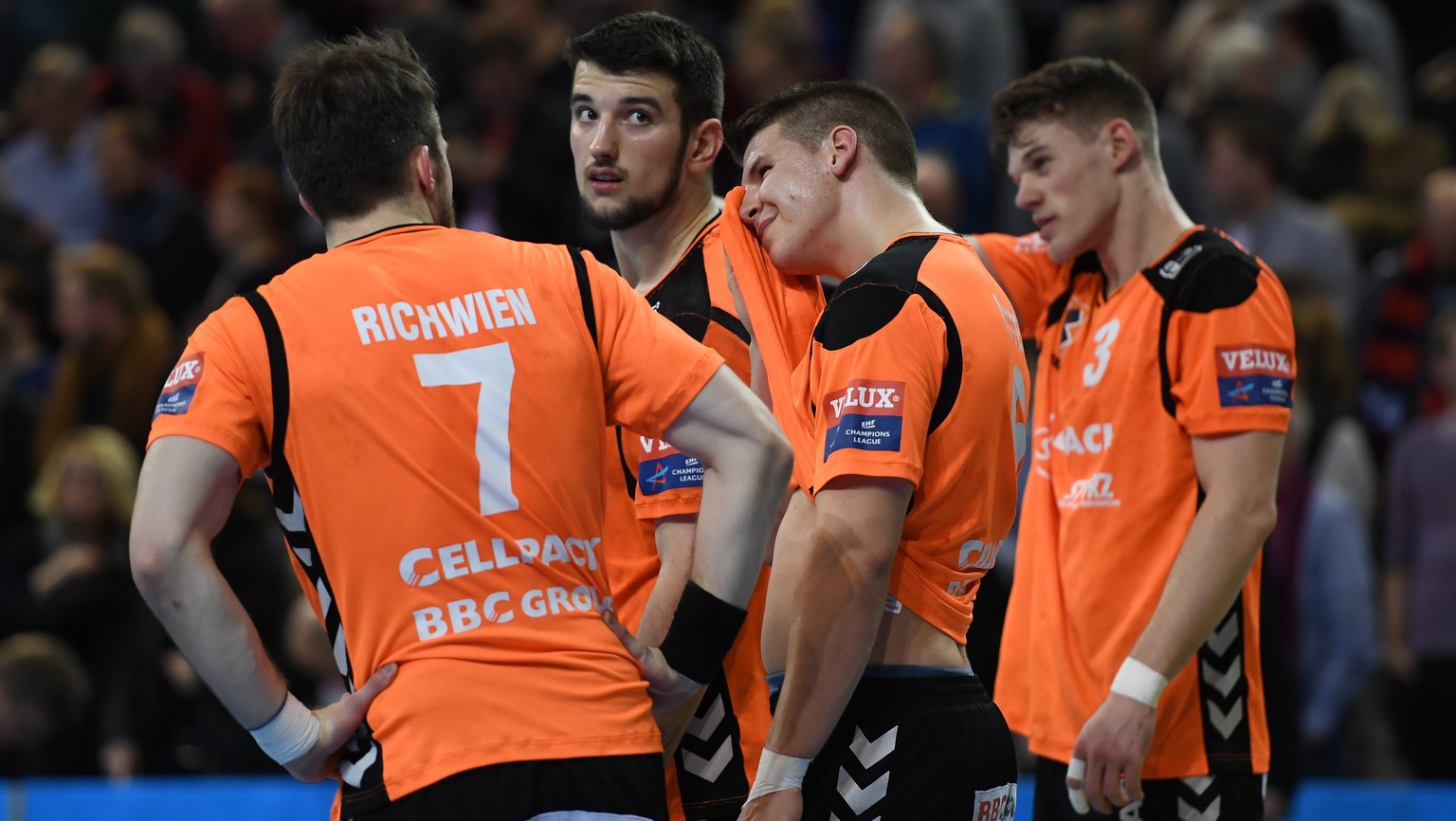 epa05837199 Dimitrij Kuttel (2-R) of Schaffhausen wipes away sweat from his face after the EHF Champions League handball match between SG Flensburg Handewitt and Kadetten Schaffhausen in Flensburg, Ge ...