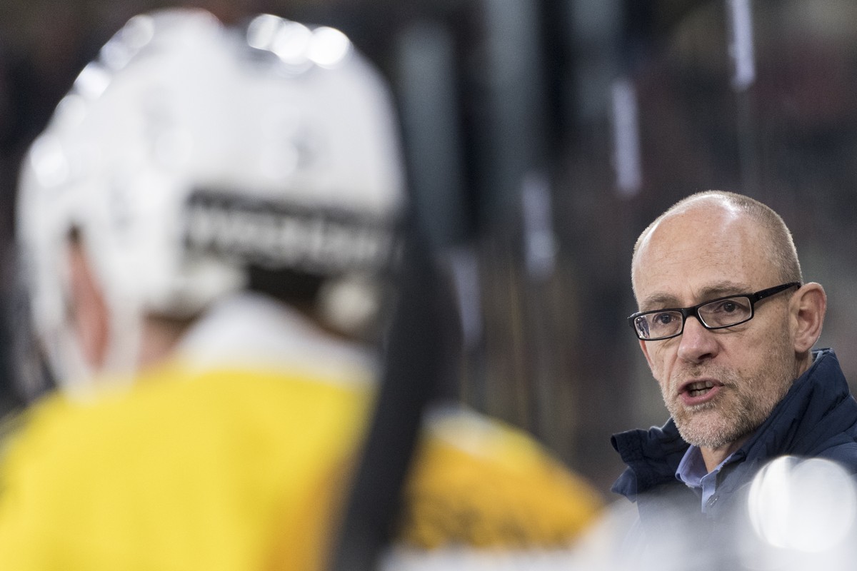 SCB Cheftrainer Hans Kossmann weist seine Spieler an beim Eishockey Meisterschaftsspiel der National League zwischen dem EHC Biel und dem SC Bern, am Samstag, 15. Februar 2020 in der Tissot Arena in B ...