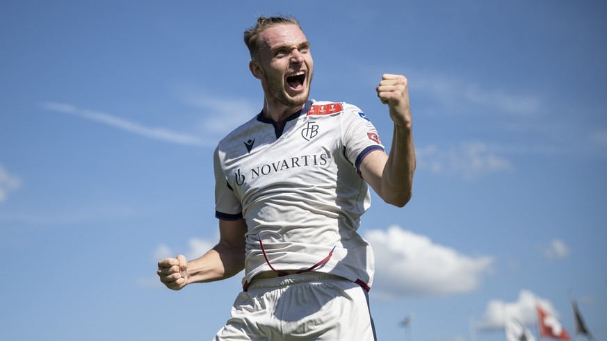 Basels Bradley Fink jubelt nach seinem 2:0 Tor im Schweizer Cup Fussballspiel zwischen dem FC Allschwil und dem FC Basel 1893 auf dem Sportplatz Schuetzenmatte in Basel, am Sonntag, 21. August 2022. ( ...