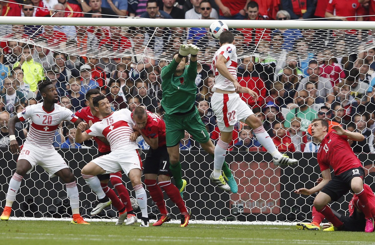 epa05356929 Switzerland's Fabian Schaer (2-R) scores the opening goal past Albania goalkeeper Etrit Berisha (C) during the UEFA EURO 2016 group A preliminary round match between Albania and Switz ...