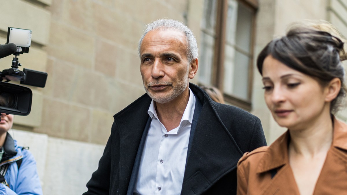epa10630669 Swiss leading Islamic scholar Tariq Ramadan (C) arrives at Geneva's courthouse for a second day of hearing with Geneva's prosecutor as part of an investigation over sexual assaul ...