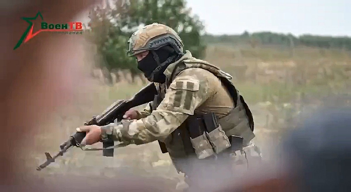 Un mercenaire de Wagner en train de former les troupes biélorusses.