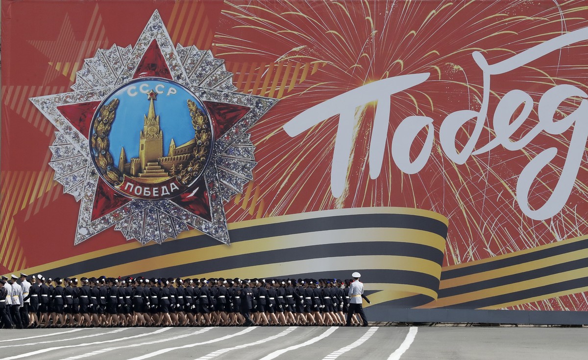 epaselect epa09931267 Russian police cadets leave the Dvortsovaya Square after general rehearsal for the Victory Day parade in St. Petersburg, Russia, 07 May 2022. An annual military parade this year  ...