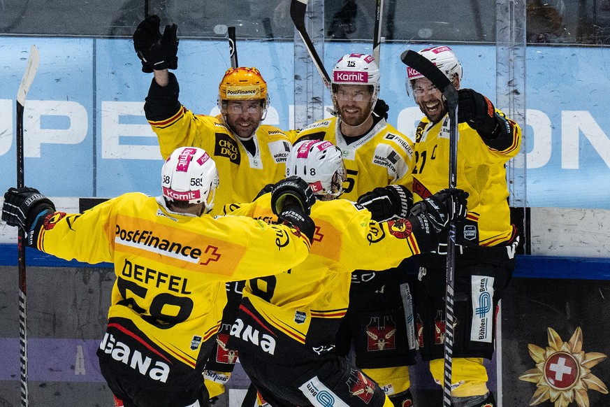 Berns Spieler feiern ihren Sieg im Eishockey Qualifikationsspiel der National League zwischen dem HC Fribourg Gotteron und dem SC Bern, am Sonntag, 9. Oktober 2022, in der BCF Arena in Fribourg. (KEYS ...