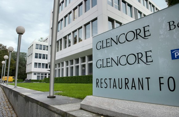 Das Logo am Hautpsitz des Schweizer Rohstoffhandelskonzerns Glencore in Baar, Schweiz, aufgenommen am 24. August 2006. Glencore handelt weltweit mit Metallen, Mineralien, landwirtschaftlichen Erzeugni ...