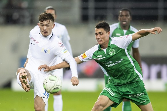 St. Gallens Vincent Sierro, rechts, gegen Zuerichs Toni Domgjoni waehrend der Superleague Fussballpartie zwischen dem FC St. Gallen und dem FC Zuerich am Sonntag, den 28. Oktober 2018 im Kybunpark in  ...