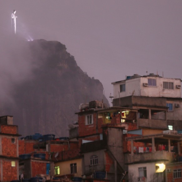 Die berühmte Christusstatue aus Sicht der Favela Cantaloga.