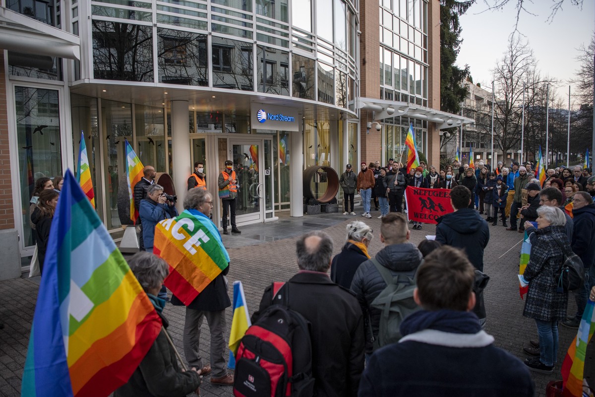 Demonstranten ziehen vor dem Sitz der Nord Stream vorbei, anlaesslich dem sogenannten Putin-Rohstoffrundgang durch die Stadt Zug mit Besuchen bei russischen Rohstofffirmen wie Nord Stream, Metal Trade ...