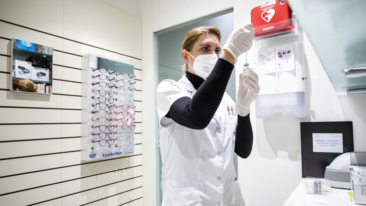 Apothekerin Martina Haug zieht eine Spritze mit dem COVID-19 Moderna Impfstoff auf am Mittwoch, 5. Mai 2021, in Zuerich. Ab heute kann die COVID-19-Impfung neben Impfzentren, Hausarztpraxen und Spitae ...