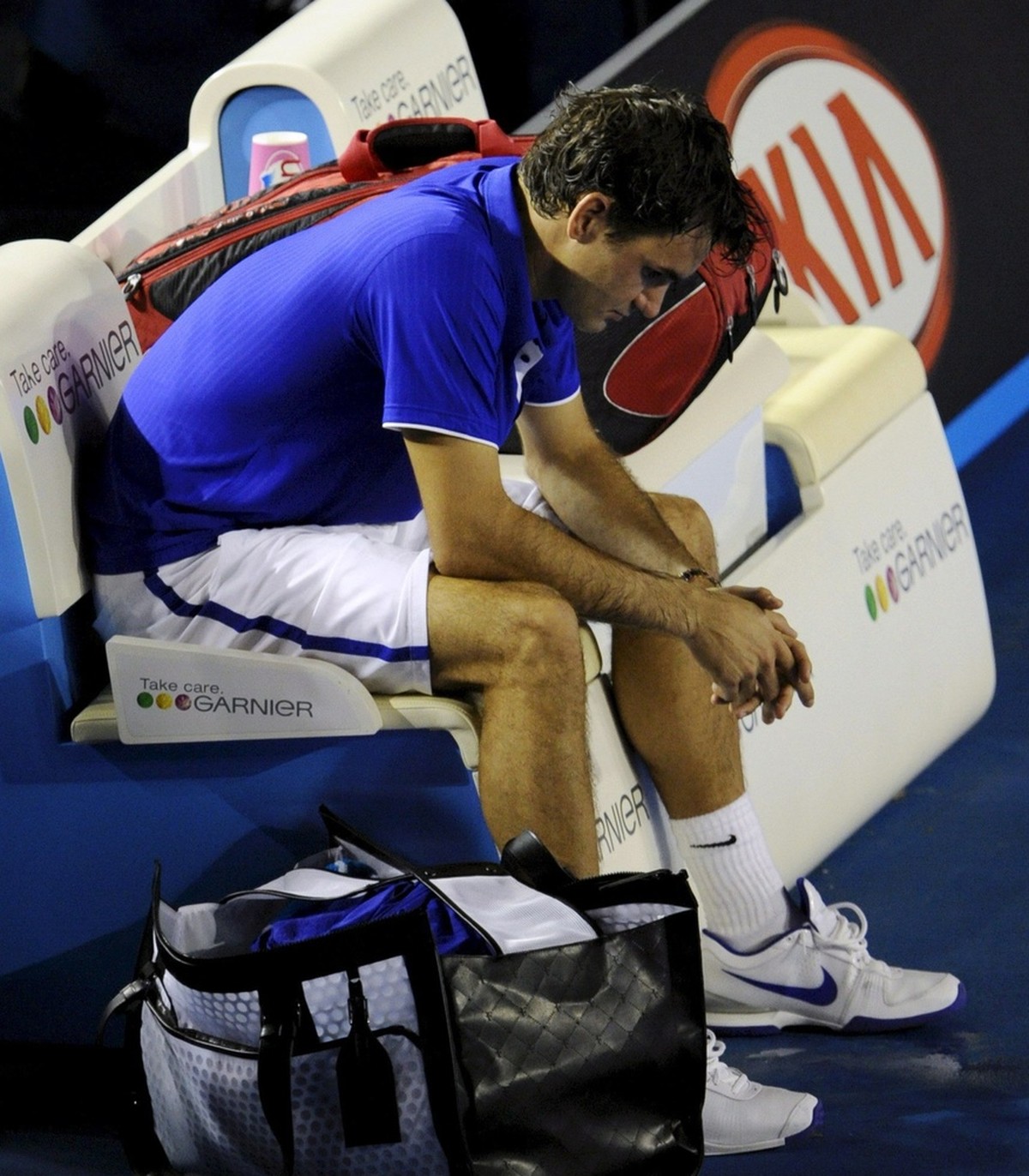 epa01621325 Swiss Roger Federer after he lost the men's final match against Spanish Rafael Nadal at the Australian Open tennis tournament in Melbourne, Australia, 01 February 2009. EPA/FRANCK ROB ...