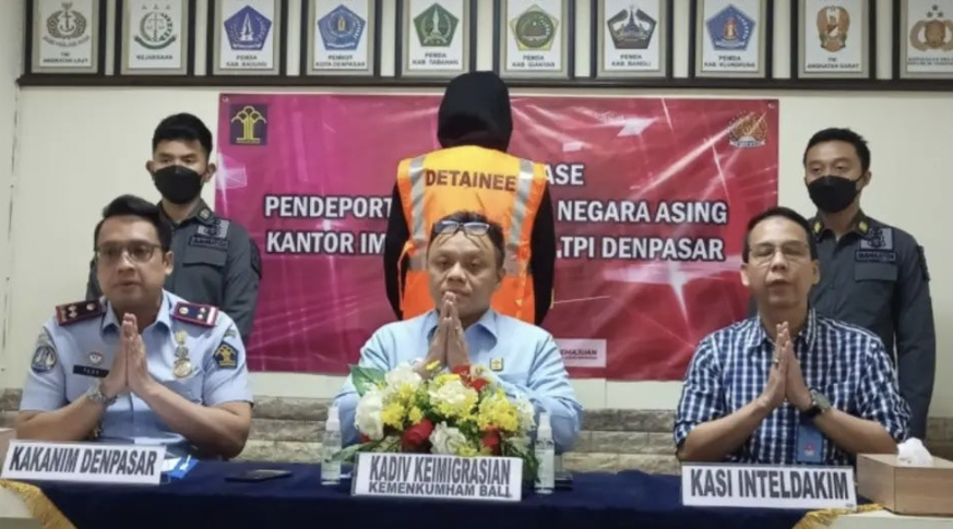 Like the arrest of a drug lord: the Balinese detectives presented the arrested and now deported Russian to the media, who engaged in illegal activities as a f…