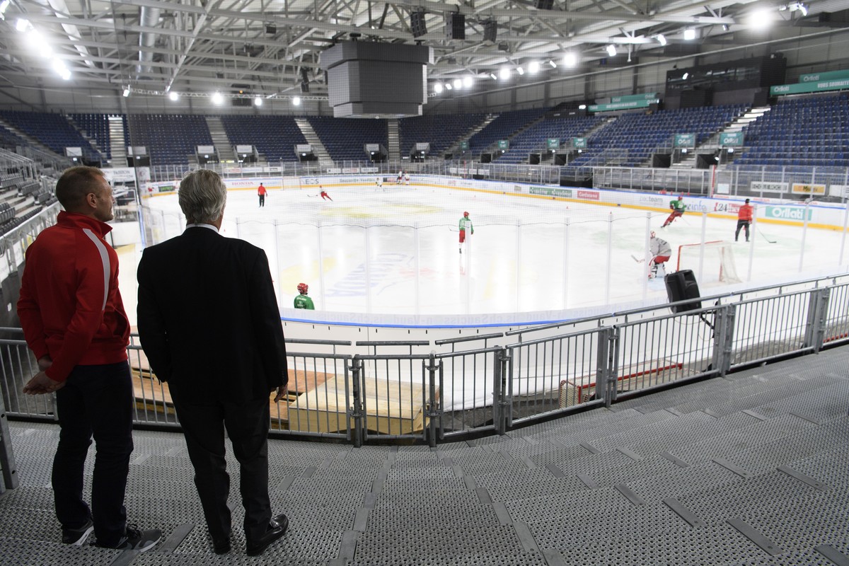 L'entraineur du LHC Daniel Ratushny, gauche, et le president du conseil d'administration du LHC Patrick de Preux, droite, observent la nouvelle patinoire provisoire apres une conference de p ...
