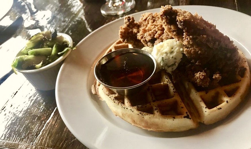 chicken and waffles homegrown gastropub shea&#039;s tavern 
reno Nevada usa essen food huhn hähnchen waffeln https://www.yelp.com/biz_photos/homegrown-gastropub-reno-2?start=90