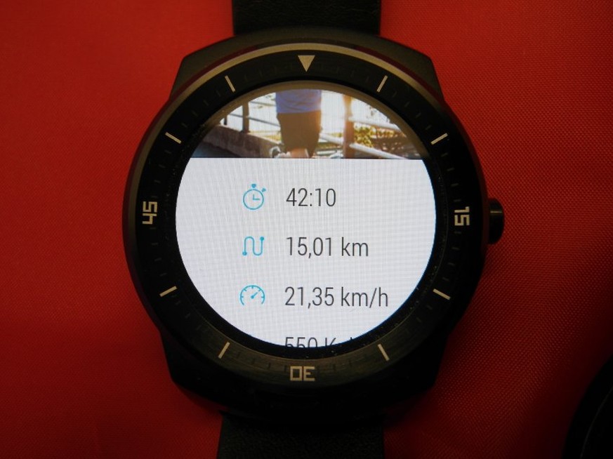 Aufwertung per App: Indem man Apps auf dem Smartphone installiert, erweitert man den Leistungsumfang der Uhr. So wie hier im Bild mit der Fitness-App Runkeeper.