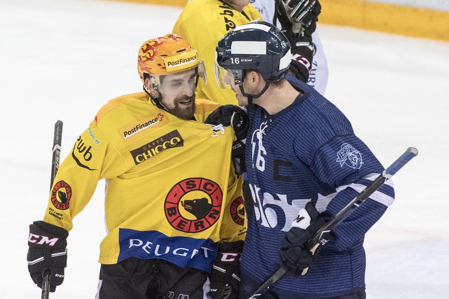 Mark Arcobello, links, von Bern und Raphael Diaz, rechts, von Zugu beim Eishockey Meisterschaftsspiel in der Qualifikation der National League zwischen dem EV Zug und dem SC Bern vom Freitag, 22. Deze ...