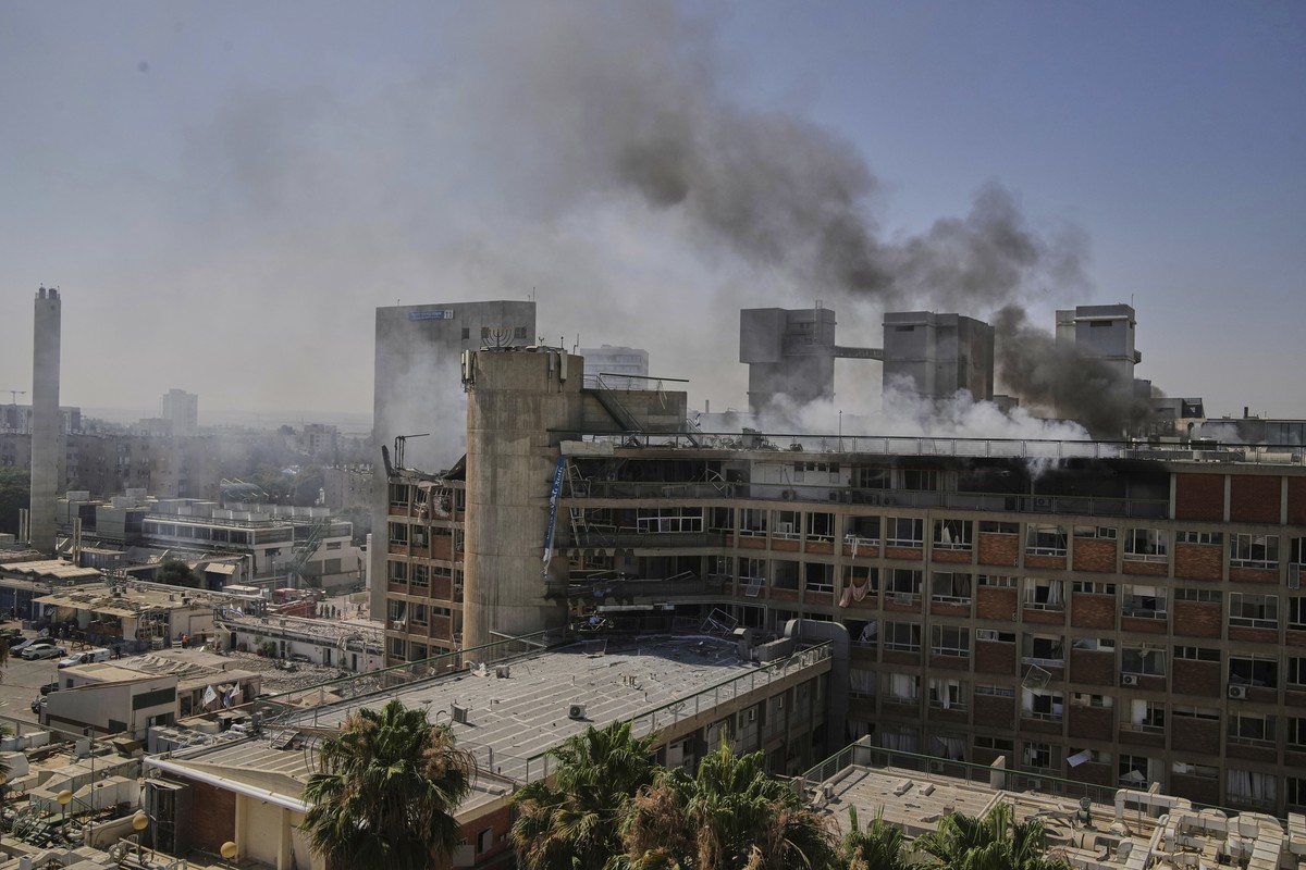 Smokes rises from a building of the Soroka hospital complex after it was hit by a missile fired from Iran in Beersheba, Israel, Thursday, June 19, 2025. (AP Photo/Leo Correa)
APTOPIX Israel Iran Midea ...
