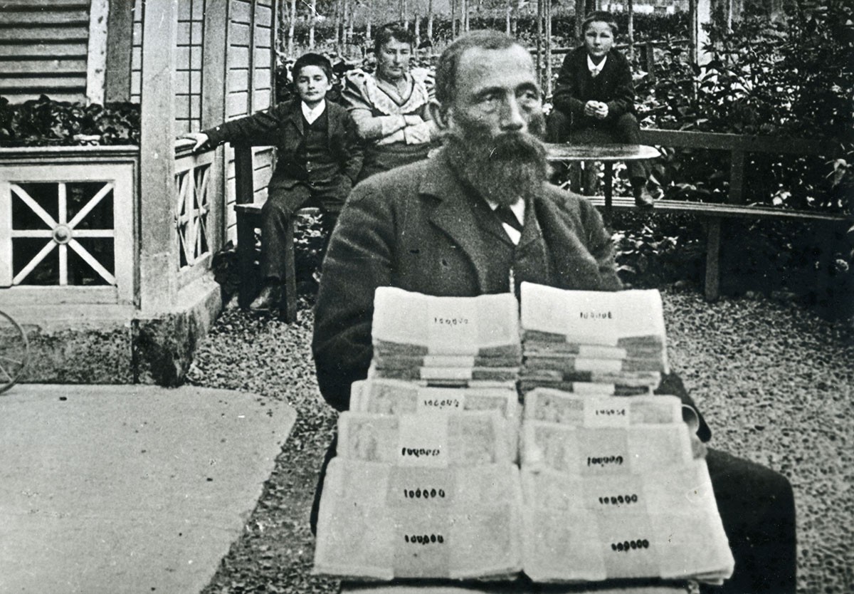 Franz Josef Bucher mit der berühmten Genua-Million. Im Hintergrund seine Frau Josefina Durrer und seine zwei Söhne Ernst und Werner. 1894.
https://query.staatsarchiv.ow.ch/detail.aspx?ID=286060