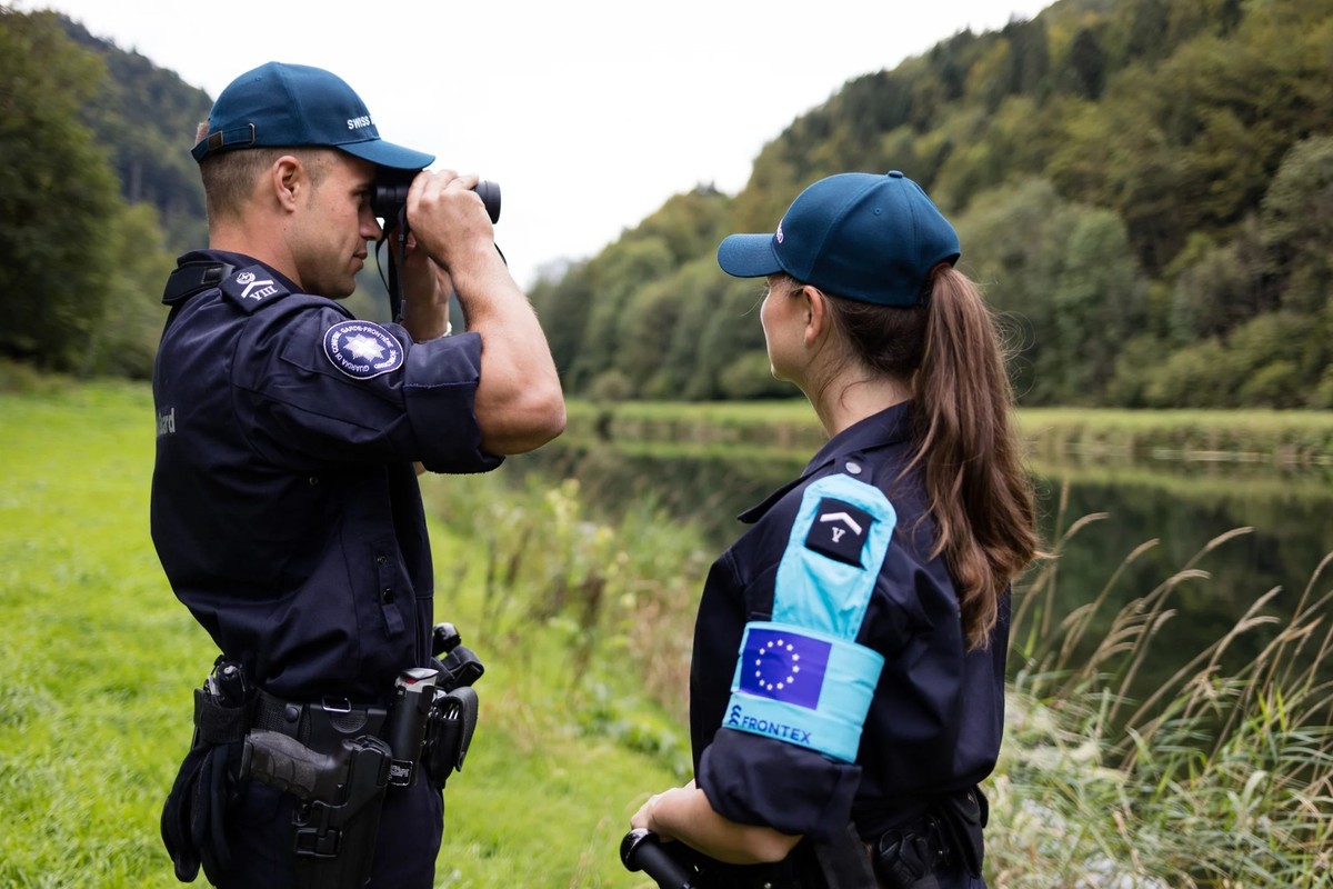 Ein Schweizer Grenzwächter beobachtet die Lage in Saignelégier. Grenzwaechter Grenzwache