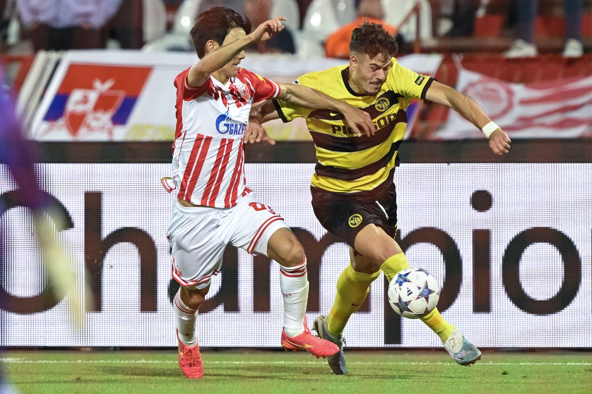 Belgrade's Inbeom Hwang, left, and YB's Filip Ugrinic, fight for the ball during the Champions League group G soccer match between Serbia's FK Red Star Belgrade and Switzerland's B ...