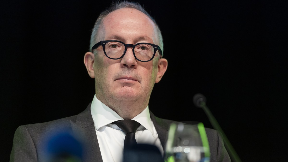 Erstmals-nach-Brandkatastrophe-Gemeindepr-sident-von-Crans-stellt-sich-der-Bev-lkerung