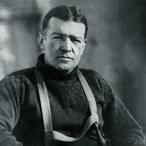 Shackleton an Bord der Endurance (fotografiert von Frank Hurley)
https://de.wikipedia.org/wiki/Ernest_Shackleton#/media/Datei:Shack-endurance.jpg