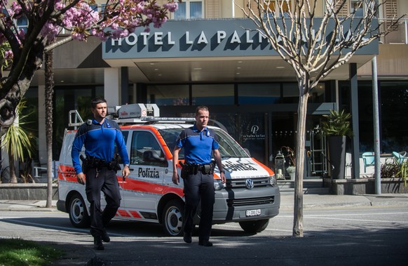 Zwei Polizeibeamte vor dem Hotel La Palma au Lac, am Dienstag, 9. April 2019, in Muralto, Kanton Tessin. Im Hotel wurde die Leiche einer Frau gefunden. (KEYSTONE/TI-PRESS/Samuel Golay)