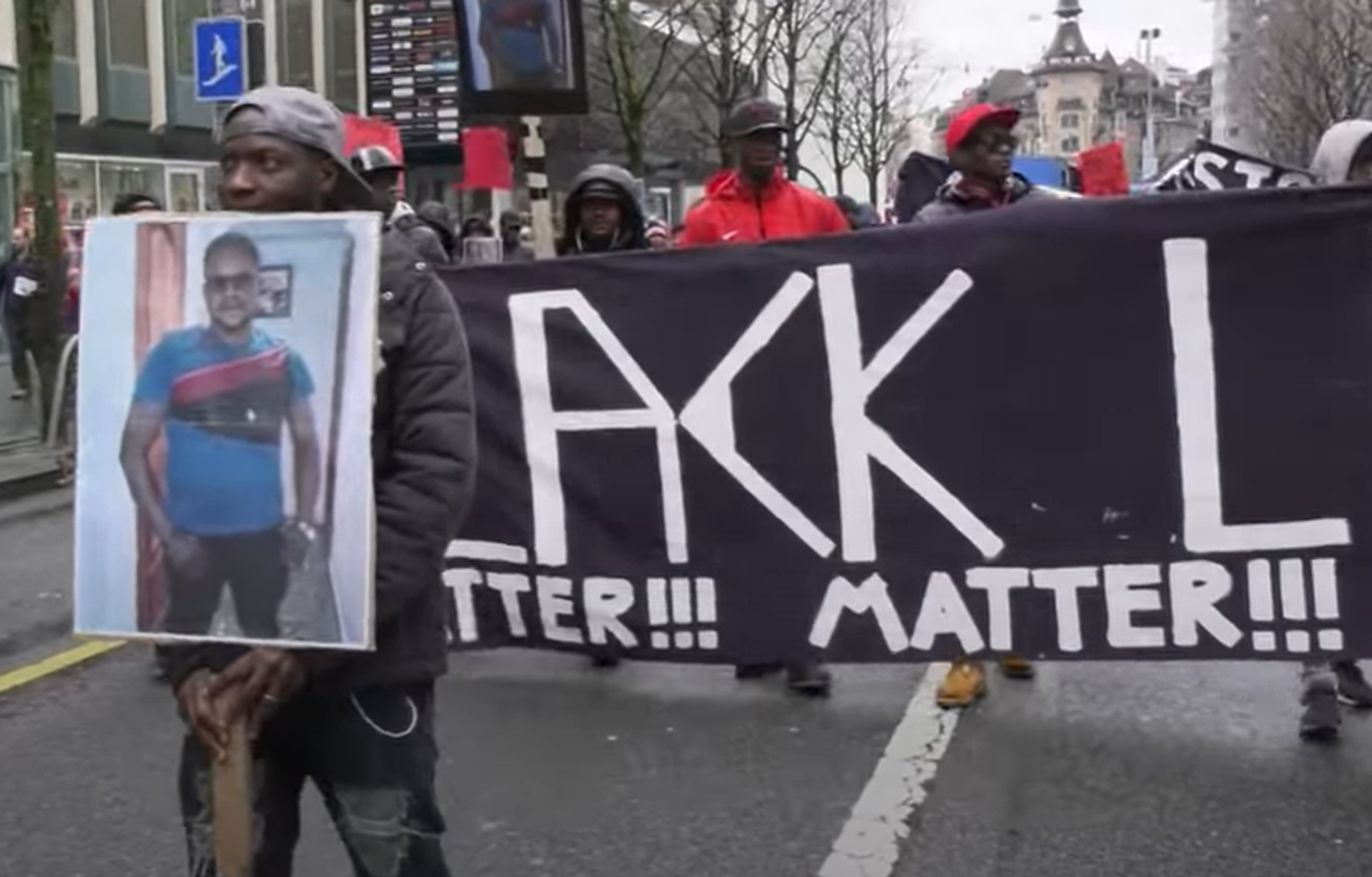 2018 gingen in Lausanne hunderte Schwarze gegen Polizeigewalt auf die Strasse. 