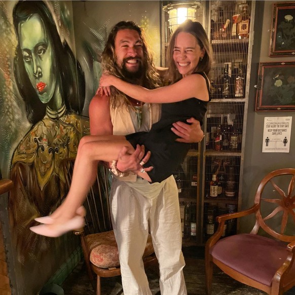 Jason Momoa und Emilia Clarke

https://www.instagram.com/p/CSllDC7sLij/?utm_source=ig_embed&amp;ig_rid=c95b308a-e6ad-47ce-946a-084bd3689442