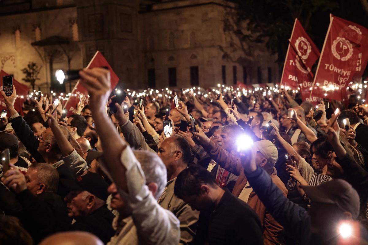 epa12081996 People turn on their phone lights as they take part in a demonstration organized by the country's main opposition Republican People's Party (CHP) against the detention of the may ...