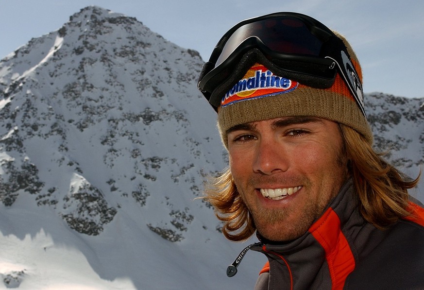 ARCHIVBILD ZUM TOD VON UELI KESTENHOLZ - Le Suisse Ueli Kestenholz participant de l'Xtreme Freeride Contest de Verbier 2004 pose devant la face du Bec des Rosses (3222m) le vendredi 19 mars 2004, ...