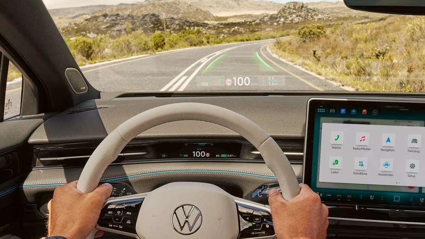 Das Head-up-Display, das Hinweisgrafiken wie Tempolimit und Abbiegeinfos ins Sichtfeld setzt, ist serienmässig an Bord.