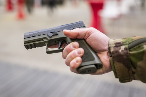 Ein Armeeangehoeriger haelt eine SigSauer P320, Armeebezeichnung Pistole 26 in der Hand, am Rand der Medienkonferenz 100 Tage Chef der Amee sowie Praesentation der Armeebotschaft 2026, am Donnerstag,  ...