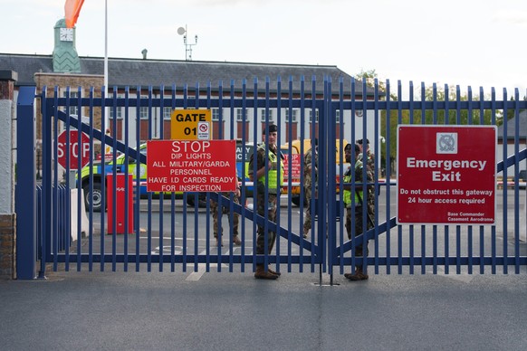 epaselect epa13158355 Security officers stand guard at a gate of Casement Aerodrome in Baldonnel, County Dublin, Ireland, 09 August 2026, following the extradition of alleged crime boss Daniel Kinahan ...