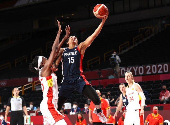 epa09395100 Gabby Williams (R) of France in action against Astou Ndour (L) of Spain during the Women&#039;s Basketball quarter final match between Spain and France at the Tokyo 2020 Olympic Games at t ...