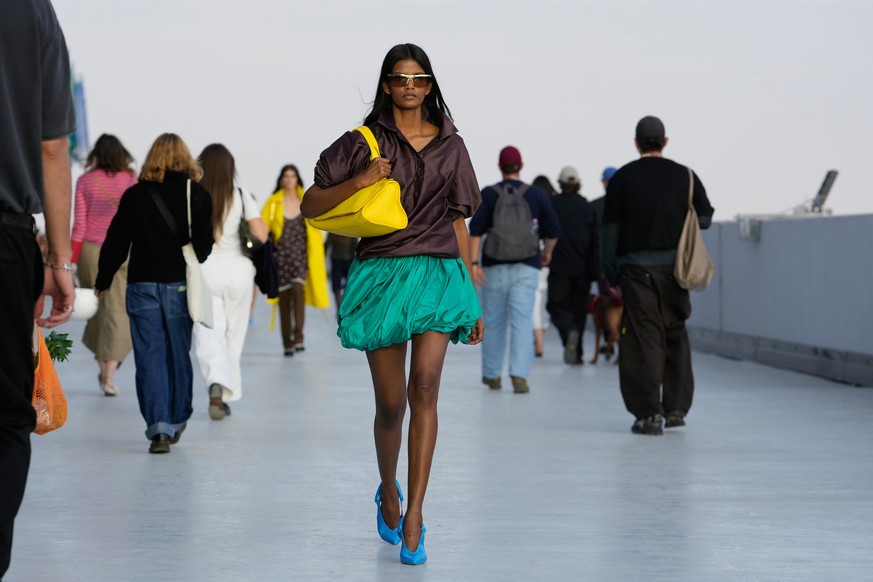 A model wears a creation part of the Moschino women's Spring-Summer 2027 collection, presented in Milan, Italy, Friday, Sept. 25, 2026. (AP Photo/Luca Bruno)
Italy Fashion Moschino S,S 27