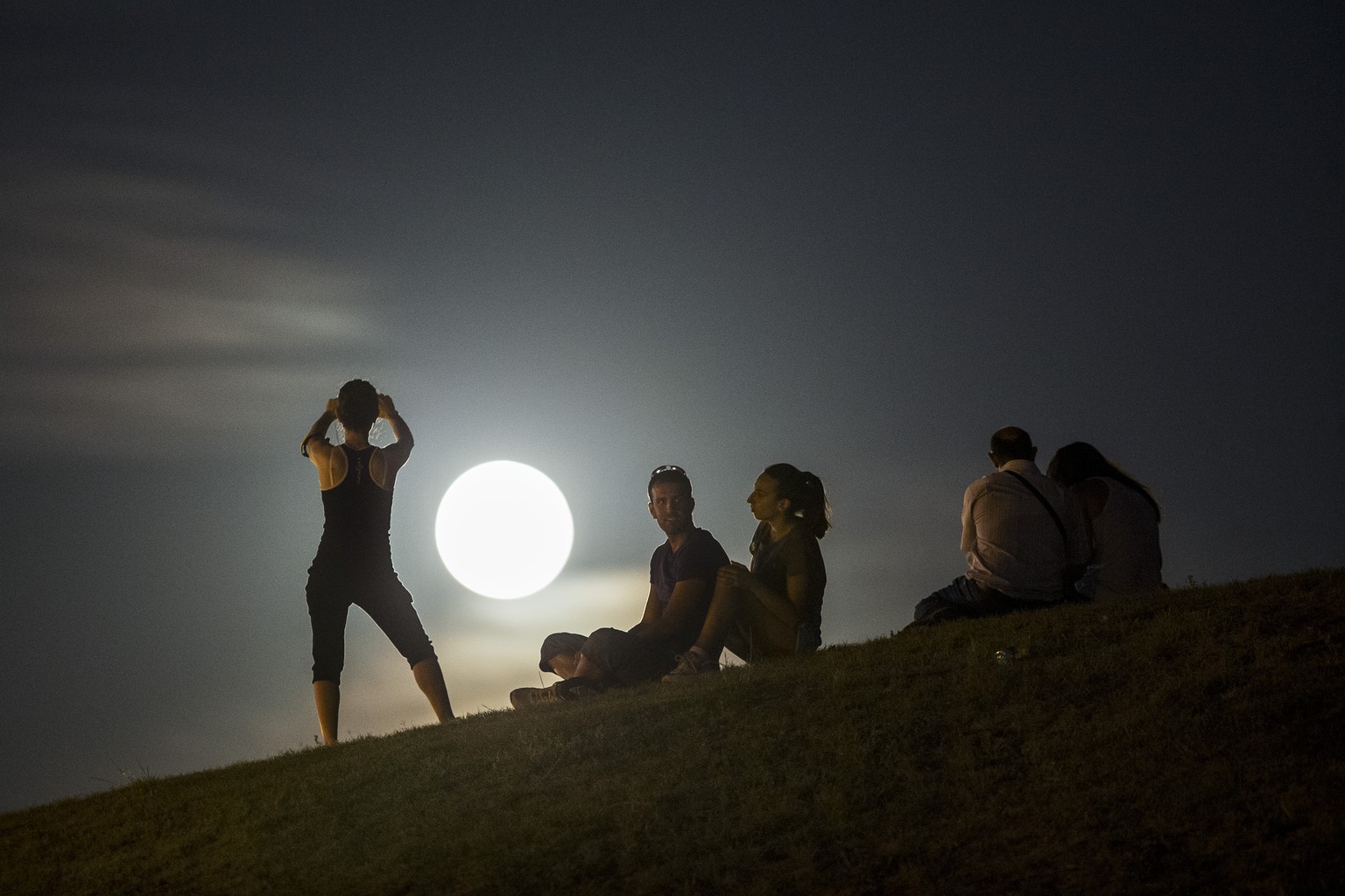 Der Supermond geht am 9. September 2014 in Madrid auf.
