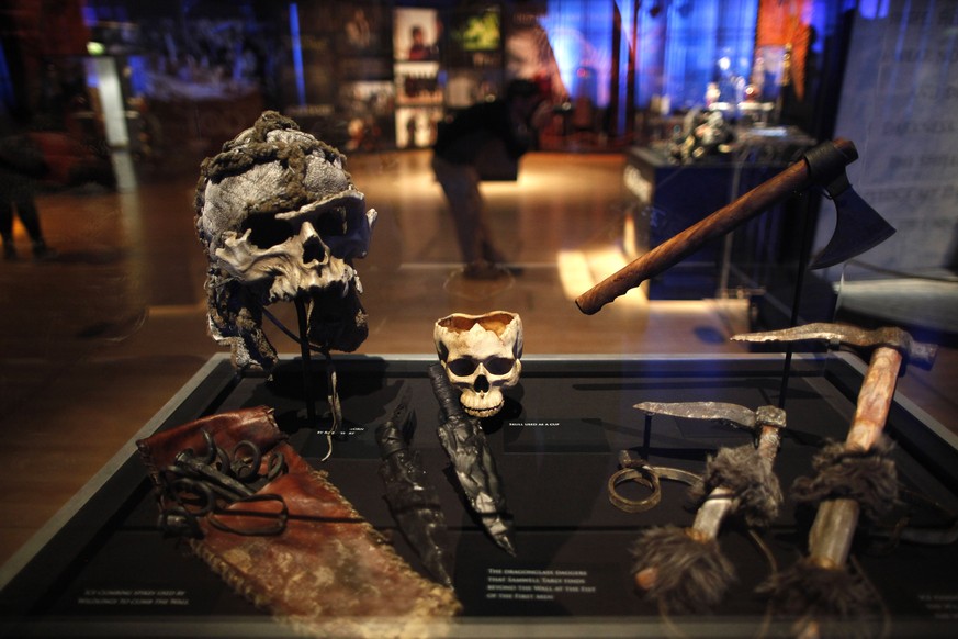 Waffen und Schädel aus der Erfolgsserie in einer Ausstellung in Belfast.