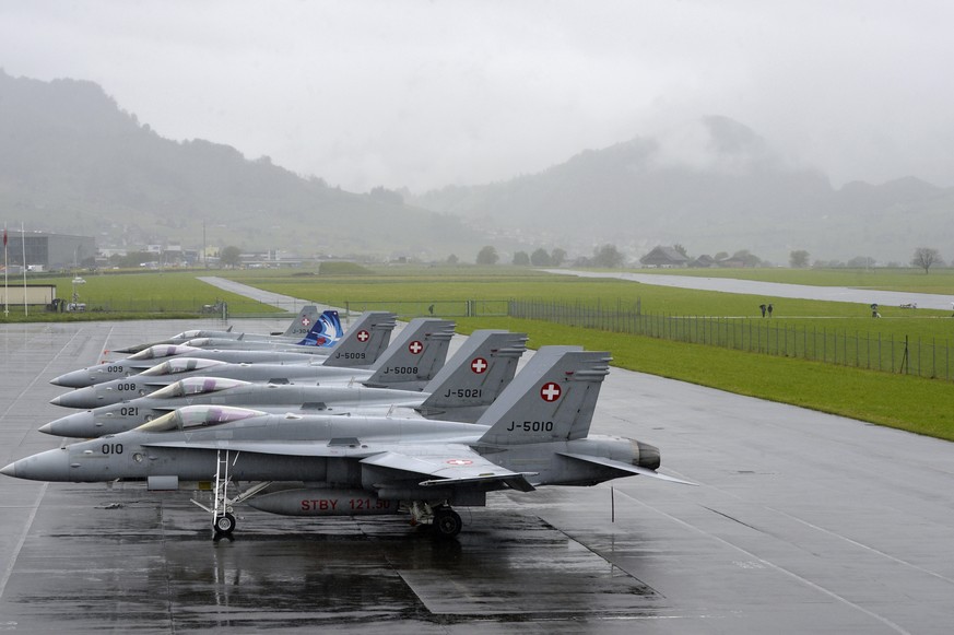 FA/18-Flieger der Schweizer Luftwaffe stehen bereit.&nbsp;