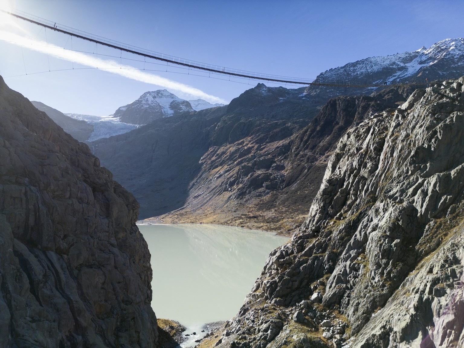 Der Triftgletscher, der Triftsee mit der Trift-Haengebruecke, fotografiert am Mittwoch, 19. Oktober 2022 bei Gadmen, Kanton Bern. Das Trift-Projekt der Firma Kraftwerke Oberhasli AG (KWO), das einen S ...