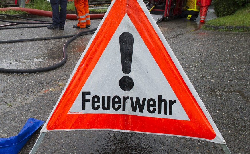 Die Feuerwehr richtet eine Pumpe ein, um das angesammelte Wasser bei einer Eisenbahntrasse ablaufen zu lassen, am Dienstag, 28. April, 2015, in der Naehe von Rotkreuz. (KEYSTONE/Anthony Anex)