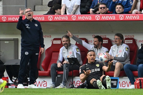 07.03.2026, xsltx, Fussball 1.Bundesliga, FSV Mainz 05 - VfB Stuttgart v.l. Trainer Urs Fischer FSV Mainz 05 gibt Anweisungen, gestikuliert, mit den Armen gestikulieren gives instructions, gesticulate ...