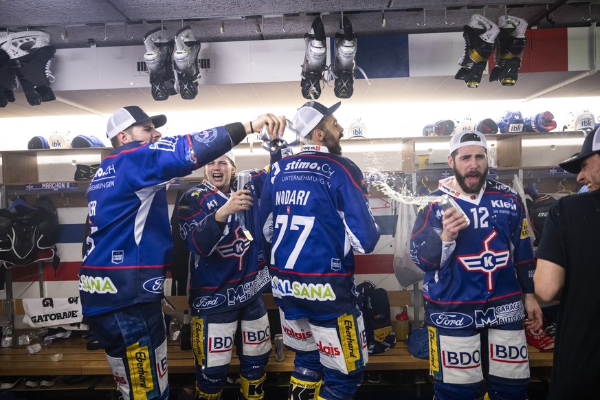 Die Spieler von Kloten feiern ihren Sieg im fuenften Eishockey Playoff-Finalspiel der Swiss League zwischen den EHC Kloten und dem EHC Olten am Mittwoch 20. April 2022, in der stimo arena in Kloten. ( ...
