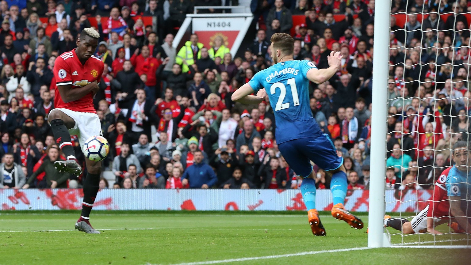 epa06701295 Manchester United&#039;s Paul Pogba (L) shoots to score during the English premier league soccer match between Manchester United and Arsenal at Old Trafford Stadium in Manchester, Britain, ...